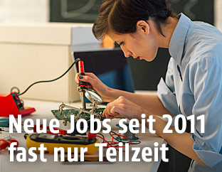 Frau arbeitet in einem technischem B&uuml;ro