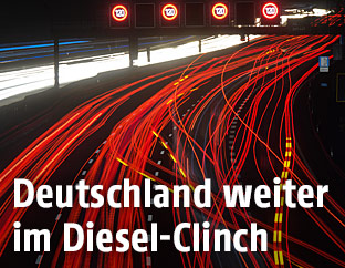 Rote und weiße Lichtspuren von fahrenden Autos in der Nacht