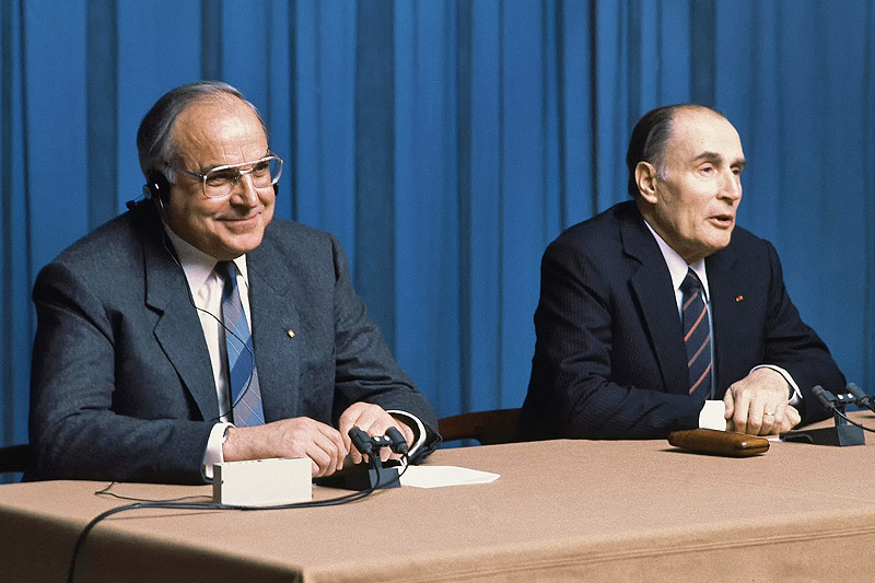 © AP/Lionel Cironneau Der ehemalige deutsche Bundeskanzler Helmut Kohl und der frühere französische Präsident Francois Mitterrand