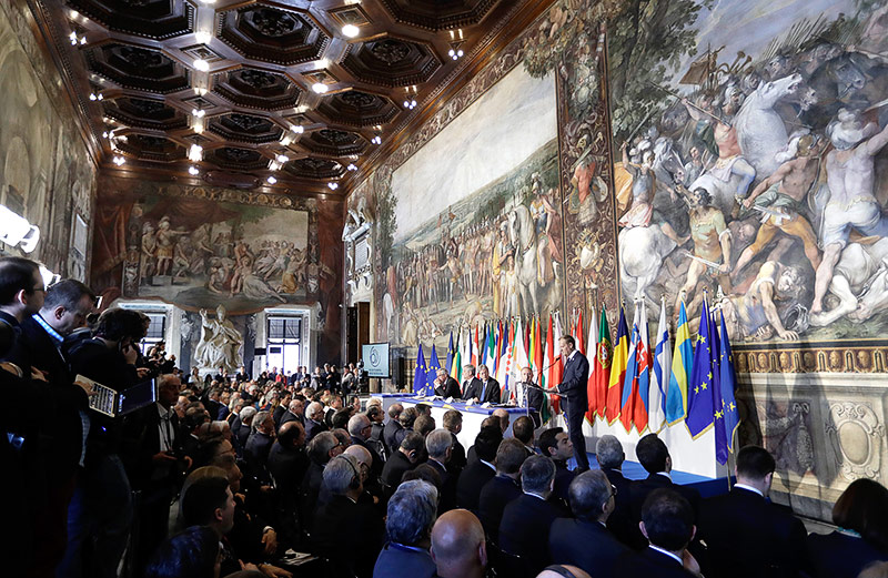© APA/AP/Alessandra Tarantino EU-Ratspräsident Donald Tusk spricht vor Publikum