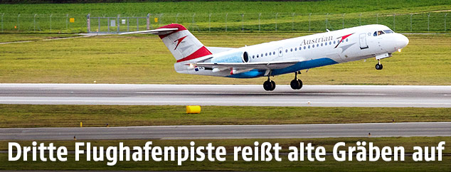 Flugzeug auf einer Landebahn