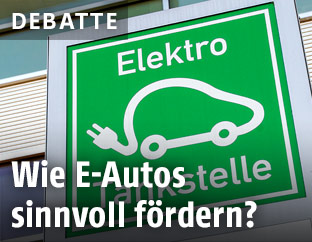Hinweisschild einer Elektro Tankstelle