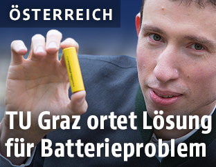 Stefan Freunberger von der TU Graz mit Batterie