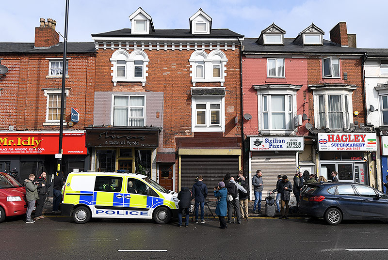 © APA/AFP/Paul Ellis Polizisten und Journalisten in Birmingham, London