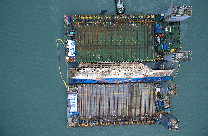© APA/AFP/Lee Myung-Ik Bergung der Fähre "Sewol"