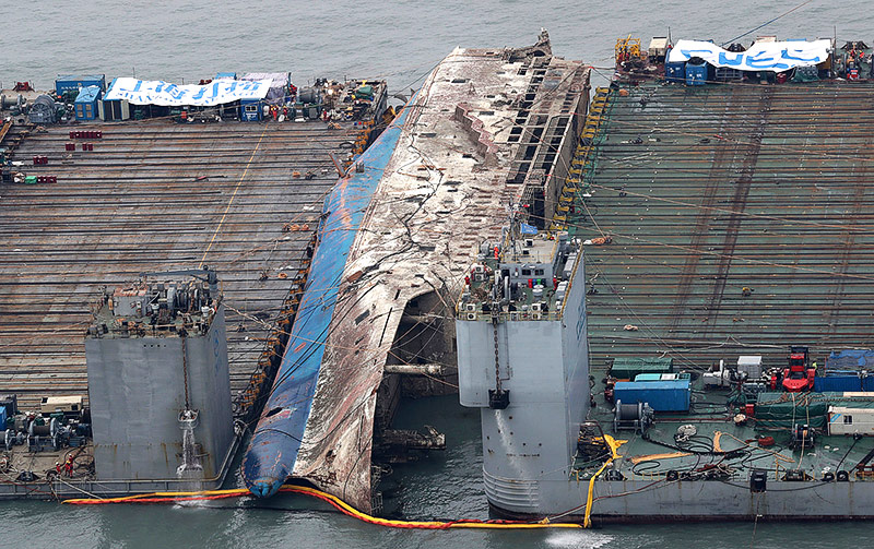 © APA/AP/Yonhap/Suh Myung-gon Bergung der Fähre "Sewol"