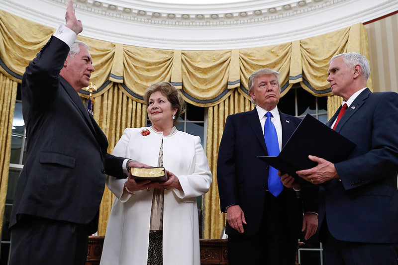 © AP/Carolyn Kaster Rex Tillerson wird als Außenminister angelobt, während seine Frau Renda St. Clair eine Bibel hält