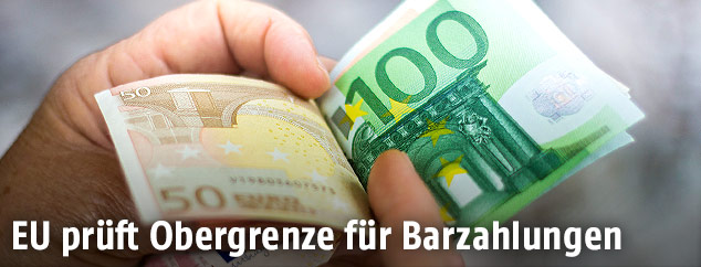 Euro Banknoten in einer Hand