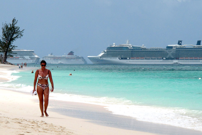 © Reuters/Gary Hershorn Frau am Strand der Cayman Islands
