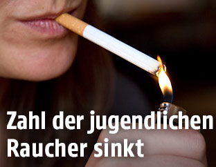 Zigarette wird angezündet