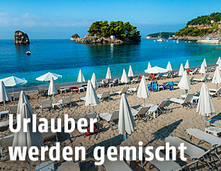 Strand mit Sonnenschirmen und Liegest&uuml;hlen in Griechenland