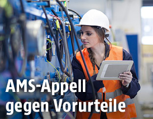 Eine Technikerin in einer Fabrik