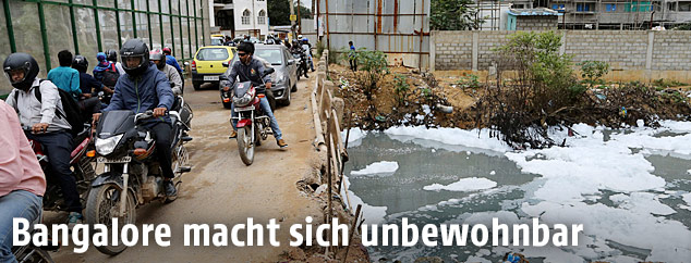 Verschmutzes Gewässer in Bangalore