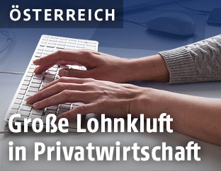 Hände auf einer Tastatur