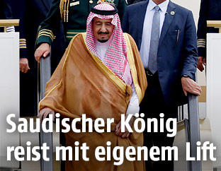 Der saudische König Salman bin Abdul Aziz al-Saud steigt in Jakarta aus einem Flugzeug