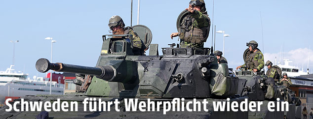 Schwedische Soldaten auf einem Panzer