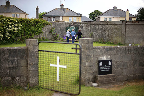 © APA/AP/PA/Niall Carson Rasenfläche beim Heim für unverheiratete Mütter in Tuam, Irland