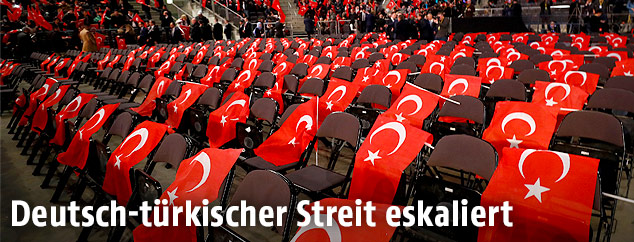 Türkische Fahnen auf leeren Stühlen