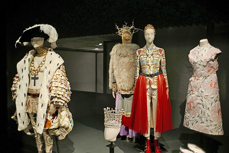 Ausstellungsansicht Vulgär? Fashion Redefined, Barbican Centre, Royale Mode