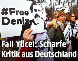 Demonstranten fordern auf einem Plakat die Freilassung von „Welt“-Korrespondent Deniz Yücel