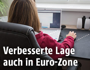 Frau sitzt im Büro