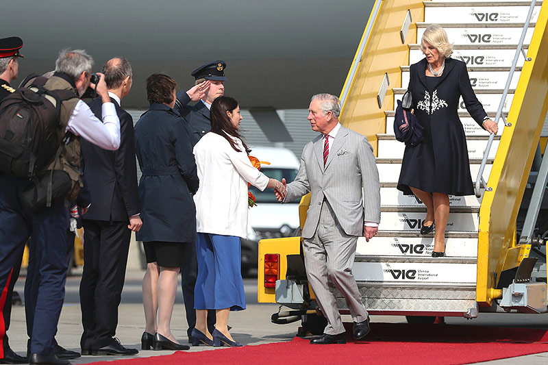 © APA/BKA/Hans Hofer Prinz Charles und seine Frau Camilla kommen am Flughafen an