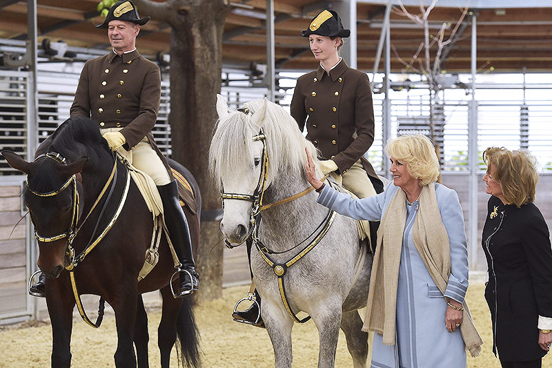 Herzogin Camilla und Hofreitschul-Generaldirektorin Elisabeth Gürtler
