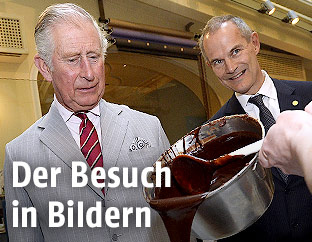 Der britische Thronfolger Prinz Charles und der britische Botschafter in Wien, Leigh Turner im Cafe Demel