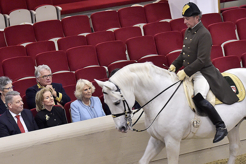 © APA/Hans Punz Herzogin Camilla und Hofreitschul-Generaldirektorin Elisabeth Gürtler