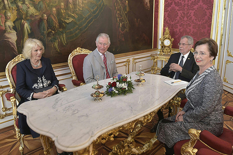 © APA/Hans Punz Der britische Thronfolger Prinz Charles undseine Frau Camilla besuchen Bundespräsident Alexander Van der Bellen und seine Ehefrau und Doris Schmidauer