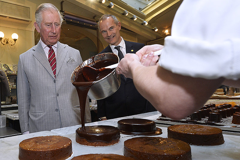 © APA/Herbert Pfarrhofer Der britische Thronfolger Prinz Charles und der britische Botschafter in Wien, Leigh Turner im Cafe Demel
