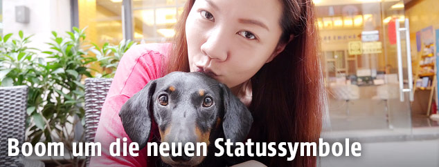 Chinesin mit ihrem Hund