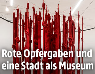 Installation "Quipu Womb" aus gefärbter Wolle von Cecilia Vicuna im Nationalen Museum für Zeitgenössische Kunst in Athen