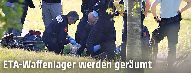 Französische Ermittler und Bombenentschärfer