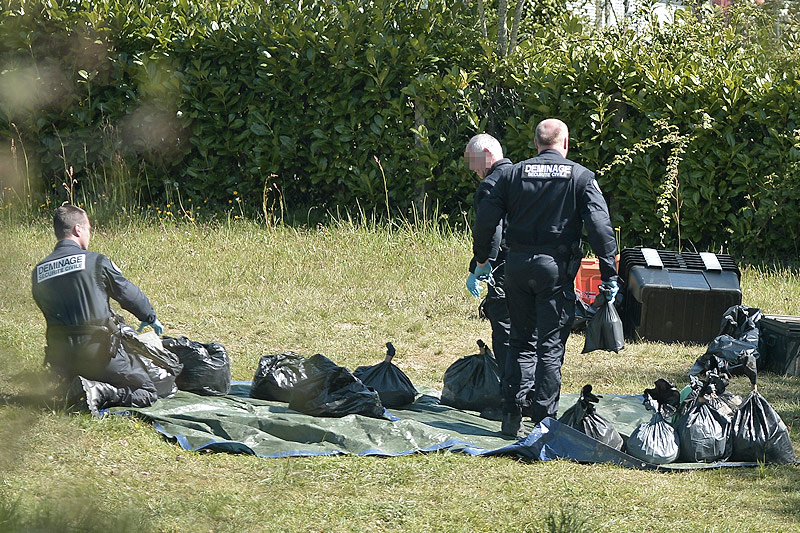 © APA/AFP/Iroz Gaizka Französische Ermittler heben ein Waffenlager aus
