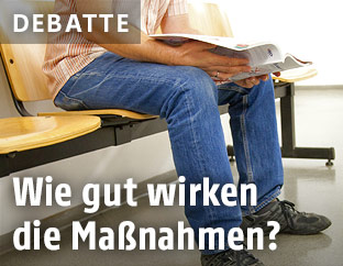 Mann liest eine AMS-Broschüre