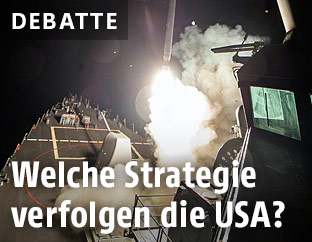 Eine Rakete wird von einem US-Kriegsschiff abgefeuert