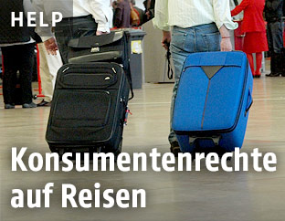 Reisende mit Koffern auf dem Wiener Flughafen