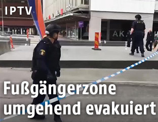 Polizistinnen sperren den Anschlagsort ab