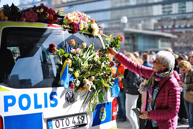 © APA/AFP/Jonathan Nackstrand Ein mit Blumen geschmücktes Polizeiauto in Stockholm