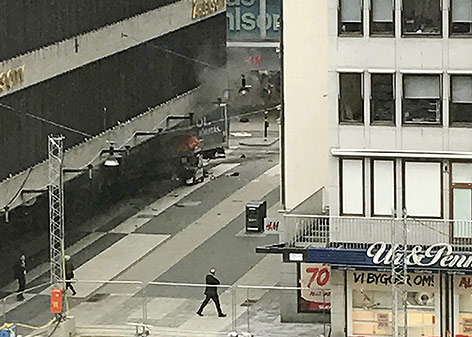 © AP/TT News Agency/Andreas Schyman Rauchender Lkw in einem Haus in einer Fußgängerzone