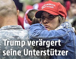 Trump-Anhängerin neben einem Soldaten