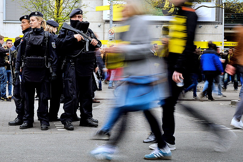 Polizisten vor dem Signal Iuna Park Stadion in Dortmund