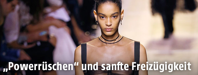 Frühlingdmode zeigt Haut und Rüschen