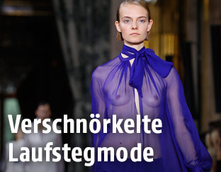 Frühlingdmode zeigt Haut und Rüschen