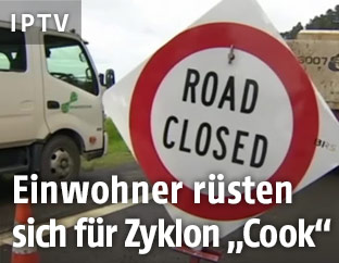 Verkhersschild weist auf eine gesperrte Straße hin