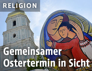 Traditionelles Osterei vor der Sophienkathedrale in Kiew