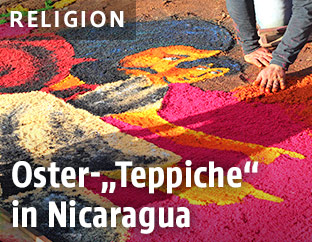 Ein Mann gestaltet religiöse Streubilder aus buntem Sägemehl am Karfreitag in Leon, Nicaragua