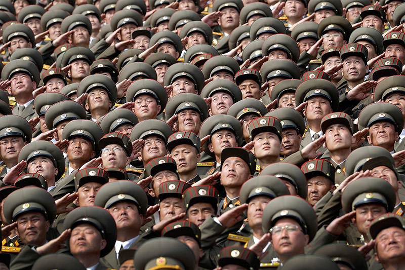 © APA/AP/Wong Maye-E Nordkoreanische Soldaten blicken zum Himmel
