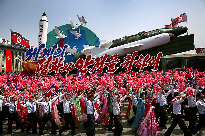 © APA/AP/Wong Maye-E Nord-Koreaner vor einem Modell einer Rakete